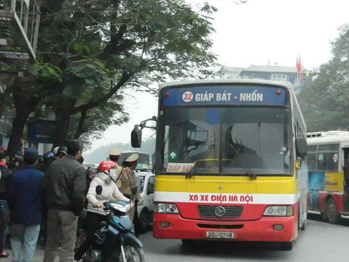 Xe buýt và taxi rượt đuổi "như phim" trên phố đông người